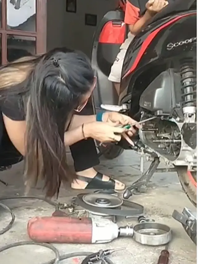 Viral Kisah Wanita Berprofesi Guru TK Ini Banting Setir Jadi Montir, Banjir Pujian