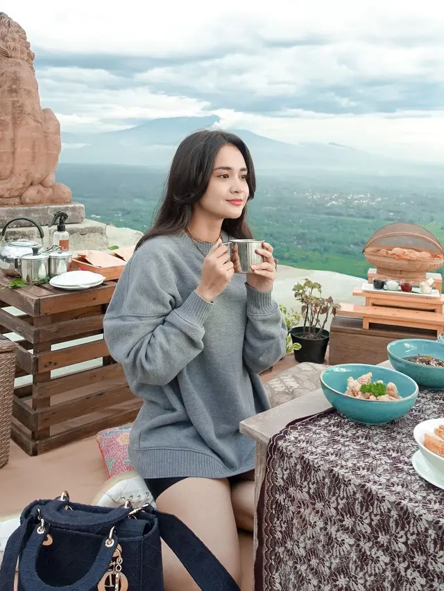 8 Inspirasi Outfit Liburan Michelle Ziudith Tampil Fashionable untuk Tubuh Mungil