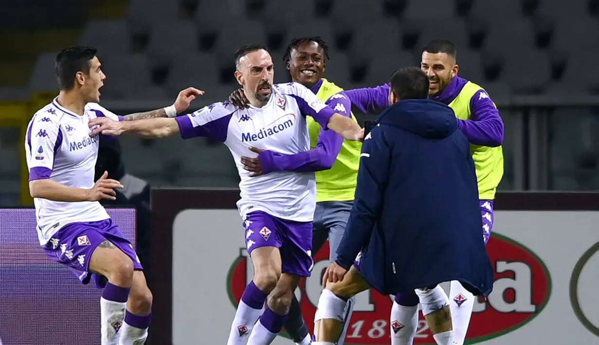 Pemain Fiorentina Franck Ribery (tengah) melakukan selebrasi usai mencetak gol ke gawang Torino pada pertandingan Liga Italia di Olympic Stadium, Turin, Italia, Jumat (29/1/2021). Bermain dengan sembilan pemain, Fiorentina berhasil menahan imbang Torino 1-1. (Fabio Ferrari/LaPresse via AP)