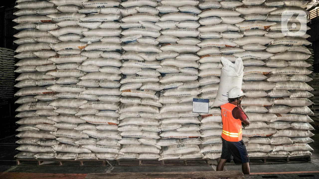 Ratusan Ribu Ton Beras Tak Terpakai di Gudang Bulog