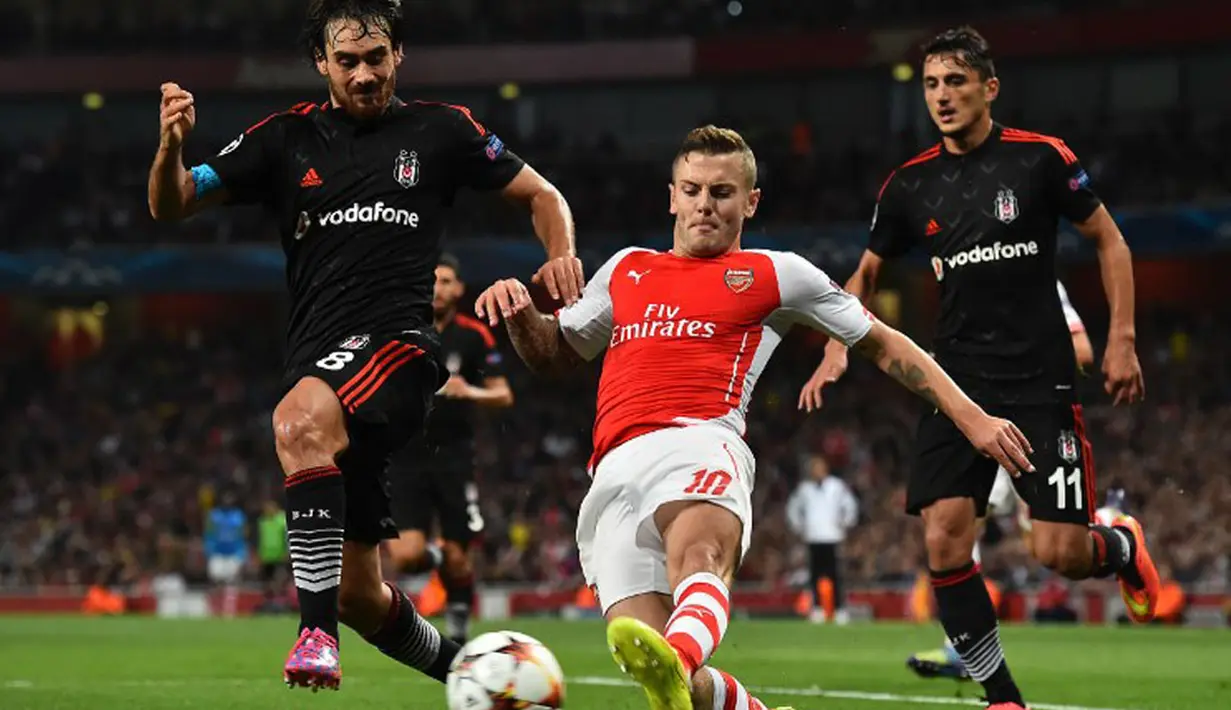 Gelandang Arsenal, Jack Wilshere (tengah), mencoba lolos dari kawalan pemain tengah Besiktas, Veli Kavlak (kiri), saat berlaga di ajang play-off Liga Champions di Stadion Emirates, London, (28/8/2014). (AFP PHOTO/Ben Stansall)