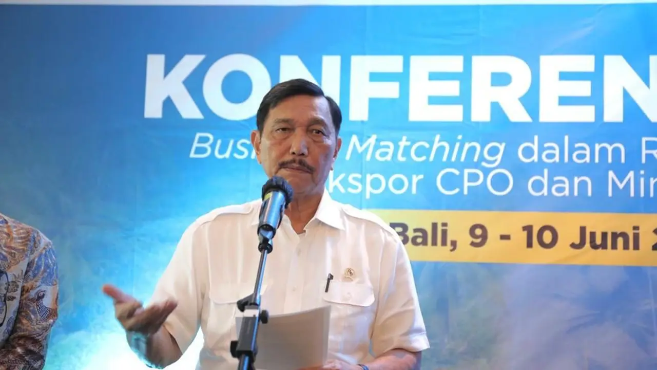 Menko Luhut Binsar Pandjaitan dalam Konferensi Pers usai memberikan arahan di Business Matching Program Minyak Goreng Curah Rakyat (MGCR), Bali, Jumat (10-06-2022).