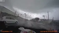 Sebuah mobil sedan kecil berwarna putih terhempas oleh taifun Soudelor di Taiwan dan segera raib dari pandangan.