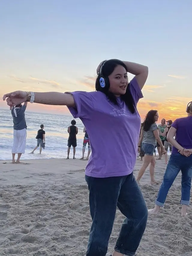 5 Gaya Fashion Marshanda Kenakan Pakaian Brand Lokal di Amerika Serikat