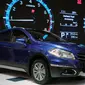 Sebuah mobil keluaran terbaru dari Suzuki dipamerkan pada GIIAS 2016 di ICE BSD City Serpong, Banten, Kamis (11/8). Suzuki SX4 S-Cross tersebut dipasarkan mulai Rp 246.900 hingga 259.900 juta otr. (Liputan6.com/Helmi Fithriansyah)