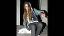 Model Cara Delevingne masih tetap tersenyum dan menunjukkan gaya cool ketika terpeleset saat sedang melintasi tangga. (Splash News)