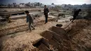 Batu nisan yang rusak berserakan di tanah. Kuburan pun berubah jadi terlihat seperti jalan kendaraan militer Israel. (AP Photo/Mohammed Dahman)