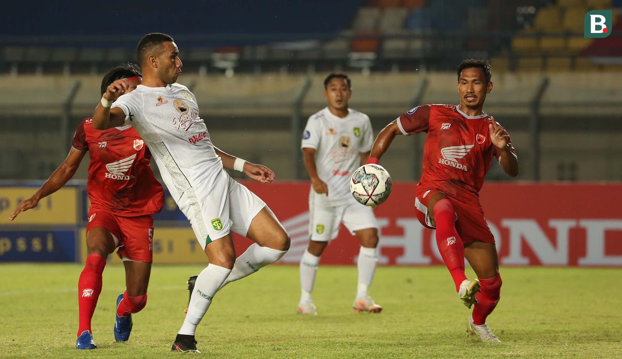 Persebaya akhirnya membuka keunggulan terlebih dahulu saat pertandingan memasuki menit ke-20. Itu bermula dari barisan pertahanan PSM yang kerepotan menghadapi tekanan lewat bola udara yang dilakukan Persebaya. (Bola.com/Ikhwan Yanuar)