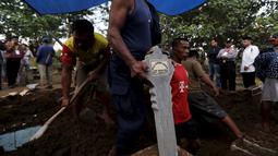 Para pekerja saat membantu prosesi pemakaman terpidana mati Zainal Abidin di tempat pemakaman umum di Cilacap, Jawa Tengah, Rabu (29/4/2015). Zainal satu-satunya terpidana mati asal Indonesia yang dieksekusi pada dini hari ini. (REUTERS/Beawiharta)