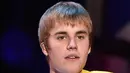 Dilansir dari USMagazine, rambut Justin Bieber kembali pada warna natural dan membiarkan rambutnya tanpa ditata. (Mike Coppola/Getty/USMagazine)