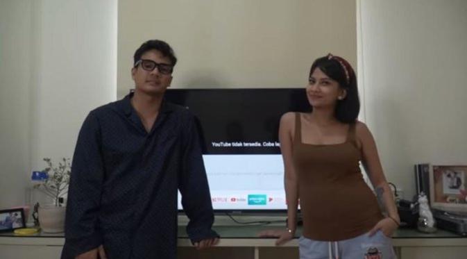 Vanessa Angel bersama sang suami di kediamannya yang nyaman.