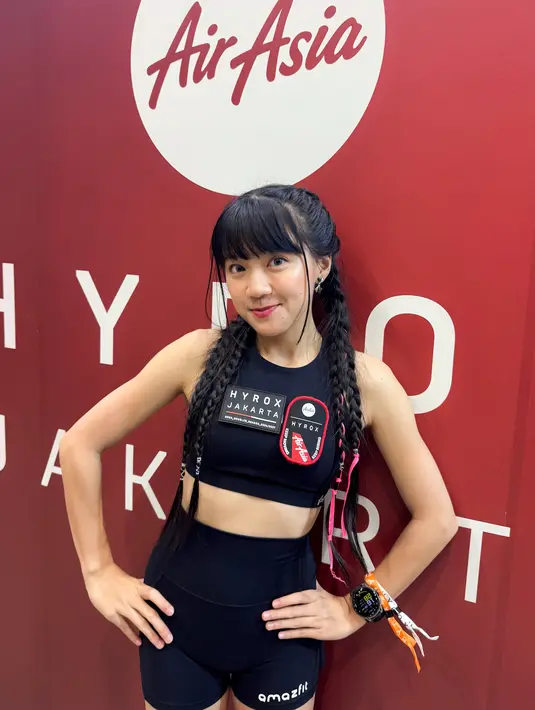 Aktif sebagai runner, Cindy Gulla ikut Hyrox pertamanya dengan finish strong. Cigul mengepang rambut panjangnya berhiaskan pita dan poni rata yang jadi ciri khas [@cgulla]