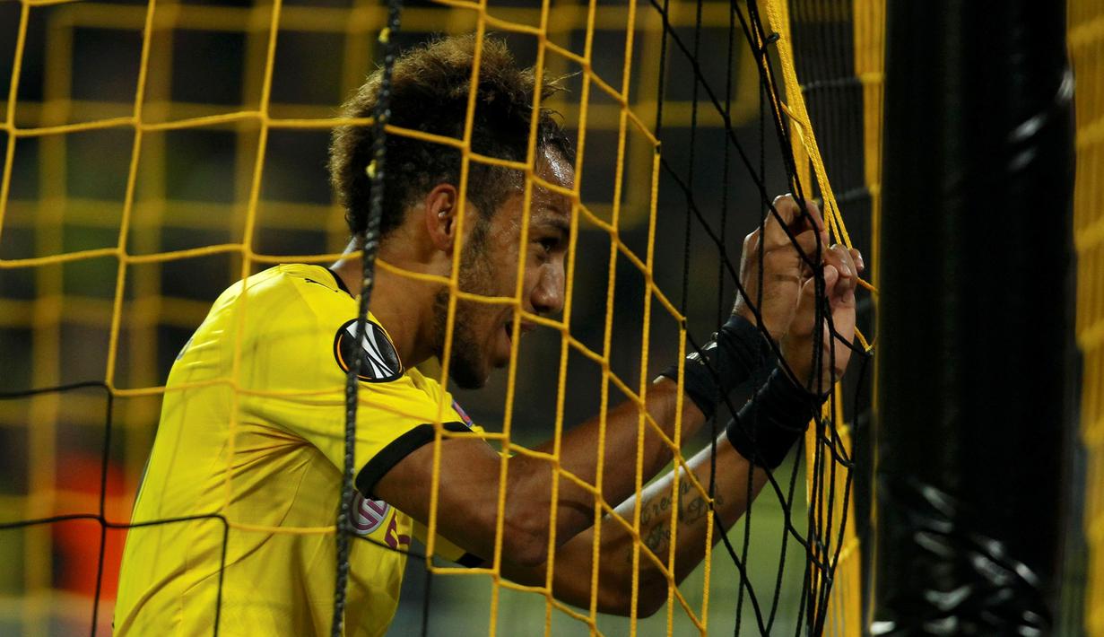 Ekspresi pemain Borussia Dortmund, Pierre-Emerick Aubameyang saat bertanding melawan FK Qabala dalam lanjutan Grup C Liga Europa di Stadion Signal Iduna Park, Dortmund, Jerman, Jumat (6/11/2015) dini hari WIB. (Reuters/Ina Fassbender)