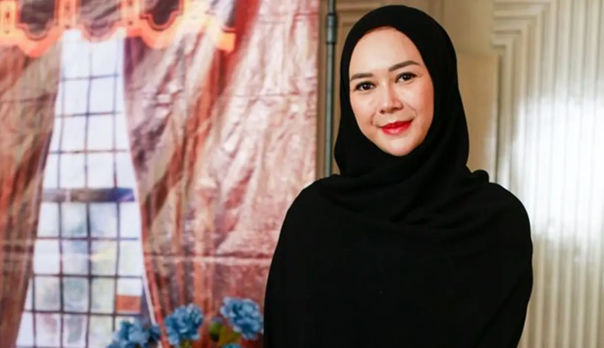Tentu saja, penampilan Aura Kasih dengan hijab ini mencuri perhatian banyak netizen. Ia diketahui menghadiri acara kajian yang digelar oleh Umi Pipik. (KapanLagi.com/Muhammad Akrom Sukarya)