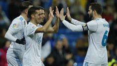 Para pemain Real Madrid merayakan gol Lucas Vazquez (kiri) saat melawan Numancia pada laga Copa Del Rey di Santiago Bernabeu stadium, Madrid, (10/01/2018). Real Madrid unggul agregat 5-2 atas Numancia. (AP/Francisco Seco)