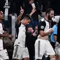 Striker Juventus, Paulo Dybala, merayakan gol yang dicetaknya ke gawang Lokomotiv Moscow pada laga Liga Champions di Stadion Juventus, Turin, Selasa (22/10). Juventus menang 2-1 atas Lokomotiv. (AFP/Marco Bertorello)