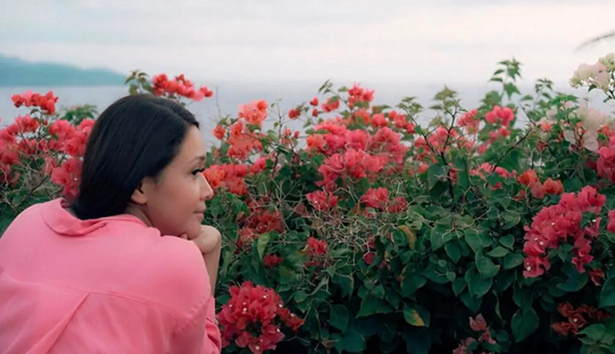 Maia Estinaty mengunggah foto-foto liburannya. Mantan istri Ahmad Dhani itu mengunggah foto saat sedang liburan di Phuket, Thailand. Berbagai pujian dari netizen mengomentari hampir setiap foto yang diunggah saat di Phuket. (Instagram/maiaestiantyreal)