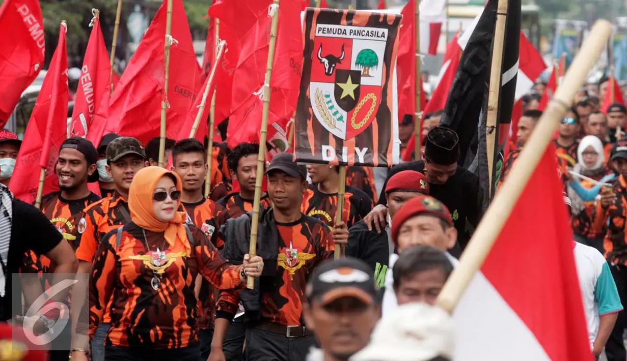 Massa dari Pemuda Pancila ikut dalam aksi peringatan pemberontakan G 30 S-PKI di Malioboro,Yogyakarta, Jumat (30/9). Aksi ini dilakukan untuk menangkal paham komunisme di Indonesia. (Liputan6.com/ Boy Harjanto)