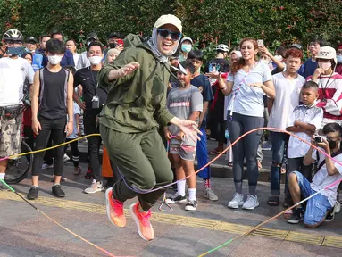 Aktris Tya Ariestya bermain lompat tali saat Car Free Day di kawasan bundaran Hotel Indonesia, Jakarta, Minggu (12/6/2022). Tya Ariestya menjaga tubuh tetap bugar dengan berolahraga salah satunya lompat tali. (Liputan6.com/Herman Zakharia)