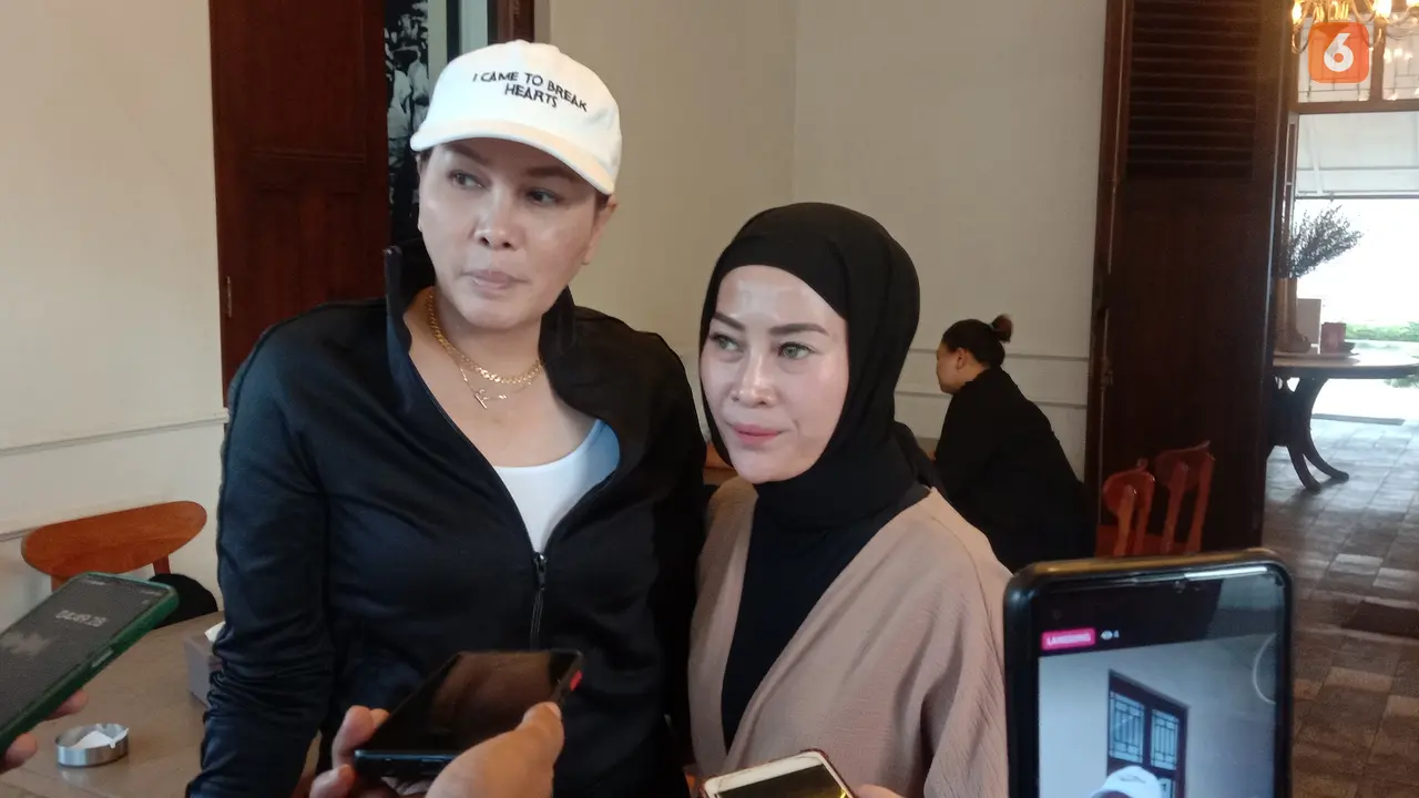 Fitri Salhuteru Usai Menjenguk Nikita Mirzani, Ditemui Di Kota Serang, Banten. (Rabu, 16/11/2022). (Yandhi Deslatama/Liputan6.com).