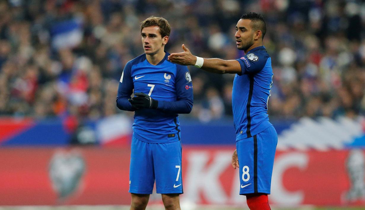 Pemain Prancis, Antoine Griezmann (kiri) dan Dimitri Payet bersiap melakukan tendangan bebas  saat melawan Swedia pada laga grup A Kualifikasi Piala Dunia 2018 di Stade de France Stadium, Saint-Denis, Prancis, (11/11/2016). (Reuters/Benoit Tessier)