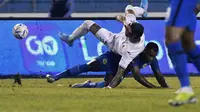 Pemain Timnas Curacao, Vurnon Anita (terjatuh). (Orlando SIERRA / AFP)