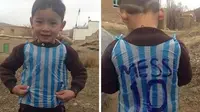 Murtaza Ahmadi menjadi terkenal di media sosial setelah mengunduh foto dirinya menggunakan kaos kresek bola bertulisan Messi.