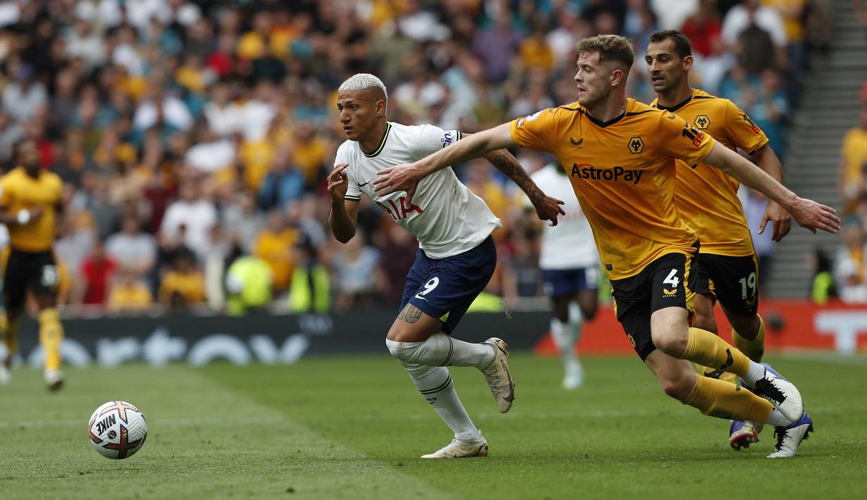 Richarlison sendiri tentu masih kalah jauh torehannya dibanding Roberto Firmino pada awal musim 2022/2023. Dari total 13 laga di Liga Inggris dan Liga Champions, ia baru mencetak 2 gol dan 3 assist. Kedua gol dicetak di ajang Liga Champions, sementara di Liga Inggris Richarlison belum mencetak satu gol pun. (AFP/Ian Kington)