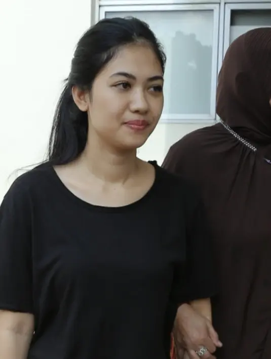 "Kadang kita suapin. Kalau dia ga mau tetap pakai selang. (Disuapin) Air Zam Zam aja, baru itu," lanjut Della. (Galih W. Satria/Bintang.com)