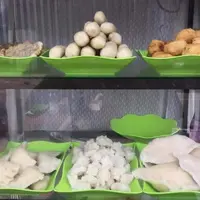 Empek-empek Palembang yang tersedia di warung chandra Banyuwangi (Hermawan Arifianto/Liputan6.com)