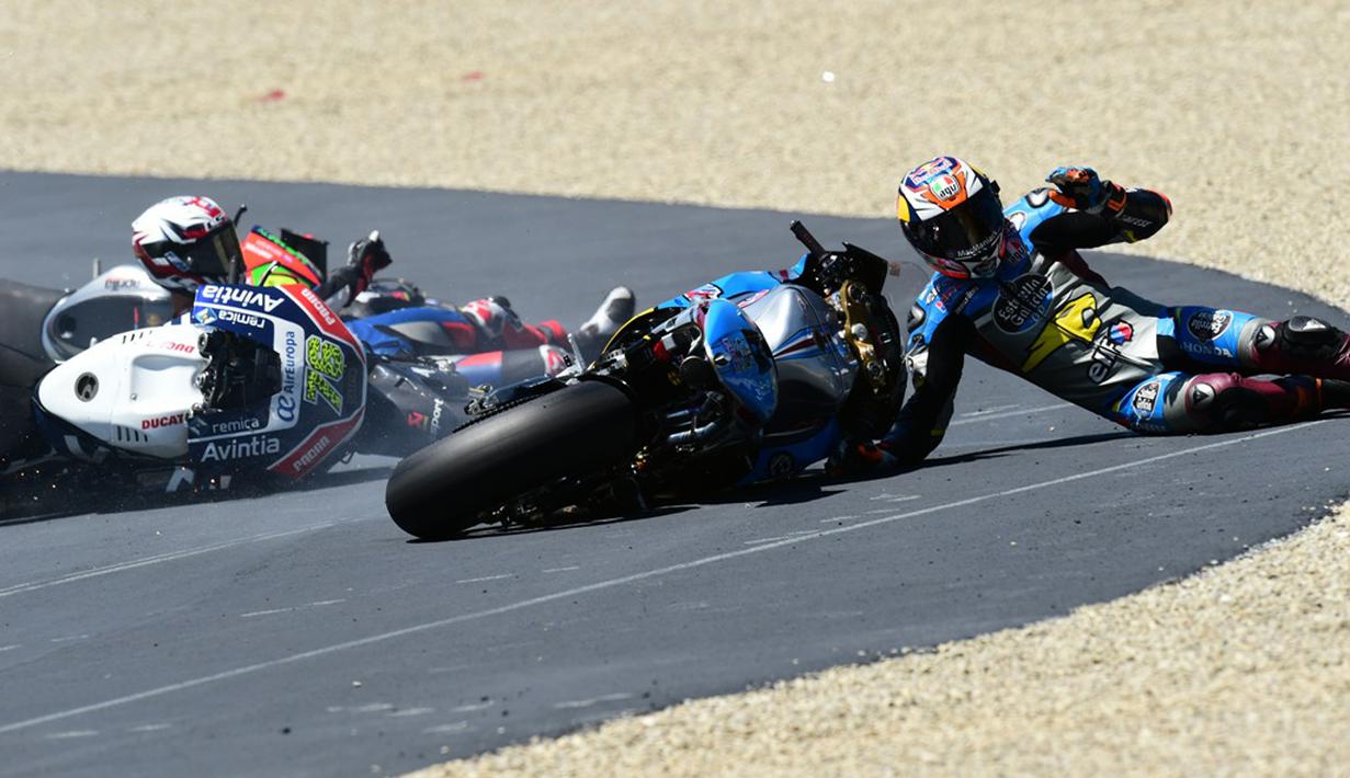 Tiga pebalap Moto GP, Jack Miller (kanan), Alvaro Bautista, dan Loris Baz terjatuh di tikungan pertama balapan MotoGP Italia di Sirkuit Mugello, Italia, Minggu (22/5/2016). (AFP/Giuseppe Cacace)