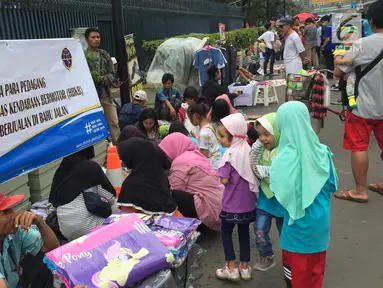Pedagang kali lima (PKL) menggelar lapak dagangannya saat pelaksanaan car free day (CFD) di Jakarta, Minggu (11/2). Acara mingguan warga Jakarta tersebut dimanfaatkan para PKL untuk berjualan. (Liputan6.com/Immanuel Antonius)