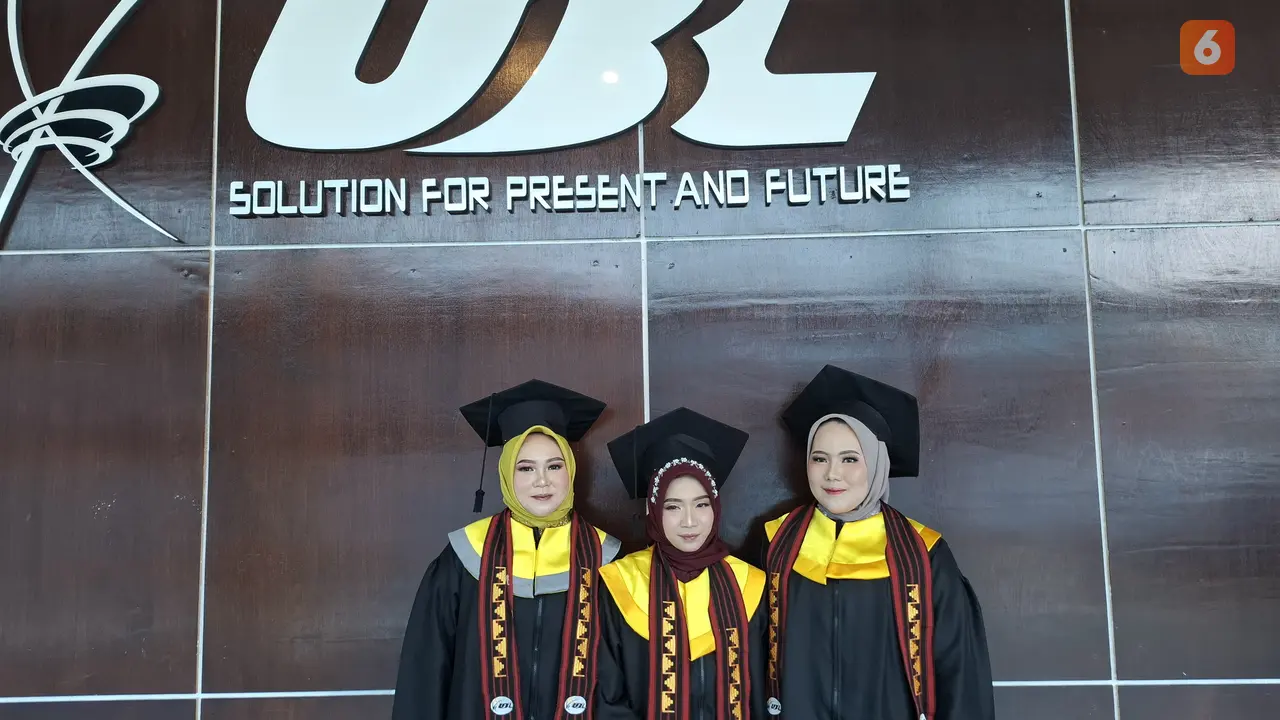 Tiga mahasiswi UBL yang mendapatkan beasiswa dana desa. Foto : (Liputan6.com/Ardi)