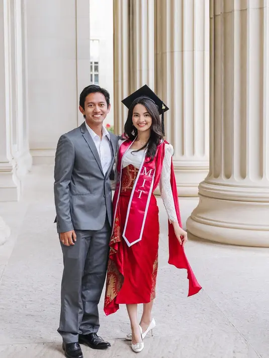 Kebaya berdetail lace pada bagian lengan itu dipadukan dengan kain batik berwarna merah dengan aksen drapery di pinggirnya. [Foto: sabrinaanggraini/belvadevara].