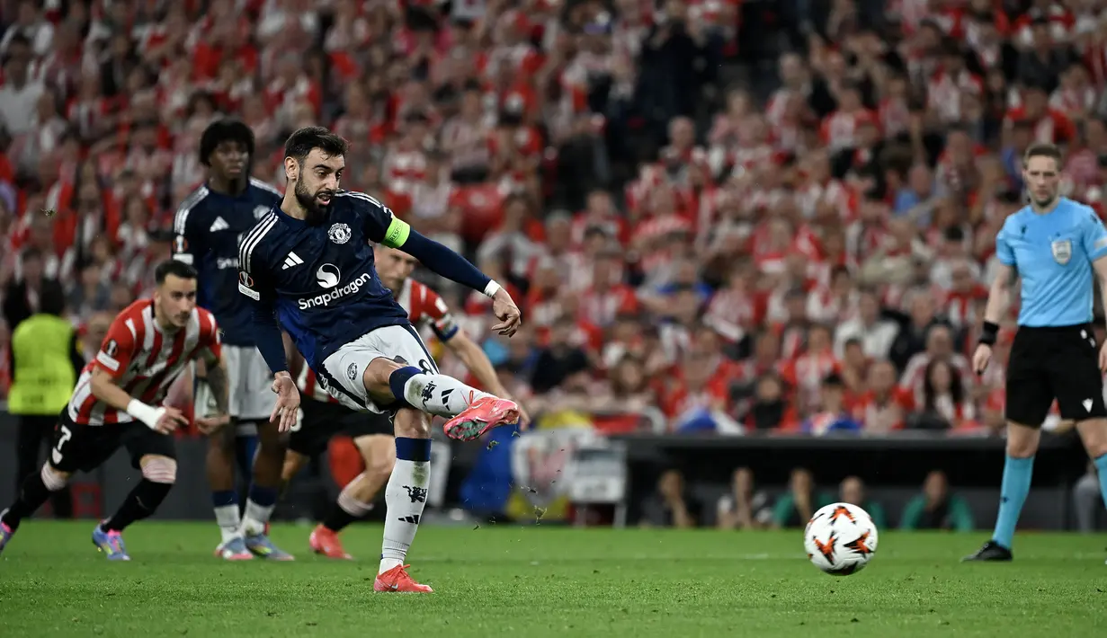 Pemain Manchester United, Bruno Fernandes mencetak gol melalui tendangan penalti ke gawang Athletic Bilbao dalam laga leg 1 semifinal Liga Europa 2024/2025 di San Mames Stadium, Bilbao, Spanyol, Kamis (01/05/2025) waktu setempat. (AFP/Ander Gillenea)