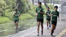 Pemain Timnas Indonesia U-23, Muhammad Riyandi dan Luthfi Kamal, berlari saat latihan fisik di Bukit Senayan, Jakarta, Rabu (6/3). Latihan ini merupakan persiapan jelang kualifikasi Piala AFC U-23. (Bola.com/Yoppy Renato)