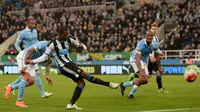 Pemain Newcastle United, Giorginio Wijnaldum, melakukan tembakan ke arah gawang Manchester City pada lanjutan Liga Inggris di Stadion St James' Park, Newcastle, Rabu (20/4/2016) dini hari WIB. (AFP/Oli Scarff)