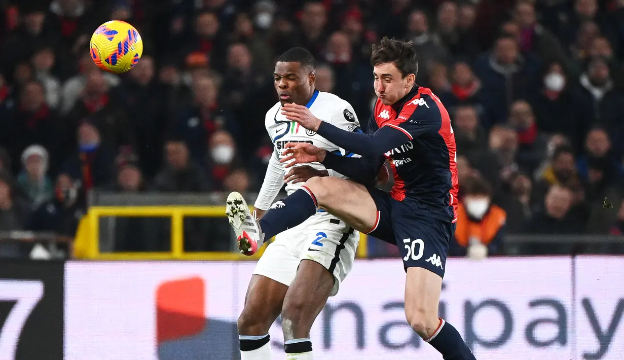 Gelandang Inter Milan, Denzel Dumfries (kiri) berebut bola dengan gelandang Genoa, Andrea Cambiaso selama pertandingan Liga Serie A Italia di Stadion The Luigi Ferraris, Genoa (26/2/2022). Sedangkan Genoa masih anteng di zona merah degradasi di posisi ke-19 dengan 17 poin. (AFP/Vicenzo Pinto)