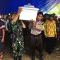 Peti jenazah petani yang diduga korban penembakan sisa pengikut teroris Santoso diangkat personel TNI dan Polri menuju pemakaman di Parigi Moutong, Sulteng. (Liputan6.com/Fauzan)