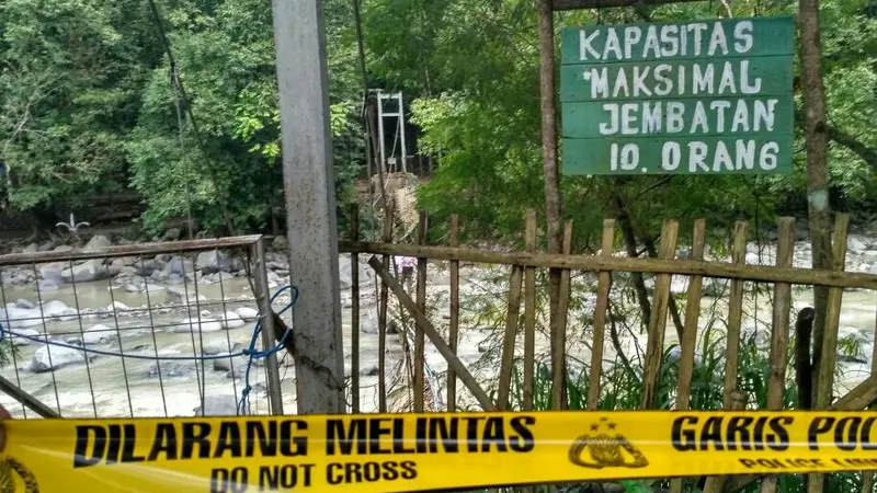 Jembatan gantung menuju penangkaran rusa ambruk