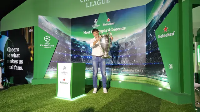Fernando Morientes dan trofi Liga Champions di Jakarta