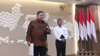 Menteri Koordinator Perekonomian, Airlangga Hartarto dan Wakil Menteri Keuangan Suahasil Nazara dalam konferensi pers perkembangan isu perekonomian terkini, di Kantor Kemenko, Jakarta, Kamis (18/4/2024).(Tira/Liputan6.com)