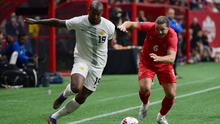 Gelandang Curacao, Gervane Kastaneer (kiri), berebut bola dengan gelandang Kanada, Samuel Piette, selama pertandingan Concacaf Nations League antara Kanada dan Curacao di stadion BC Place di Vancouver, British Columbia, Kanada, pada 9 Juni 2022. (Don MacKinnon/AFP)