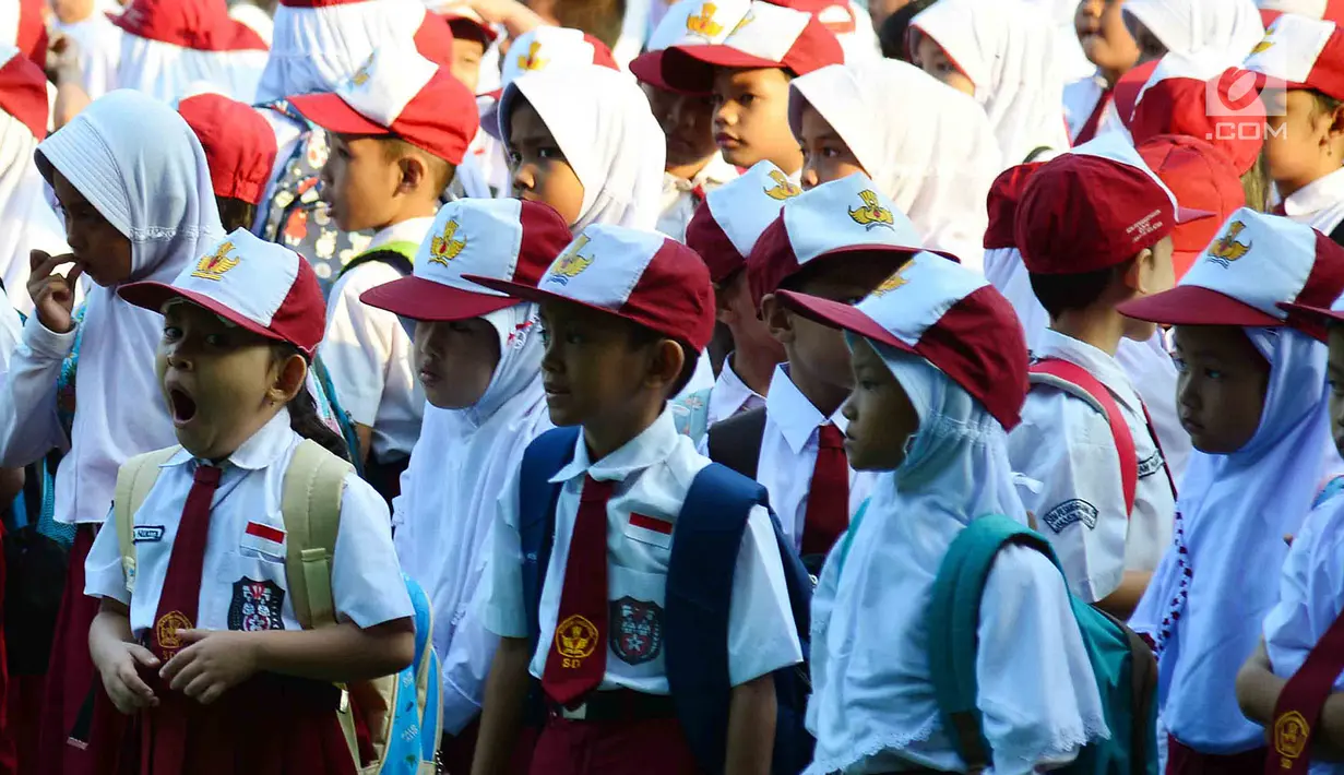 Seorang siswi menguap saat di halaman sekolah SDN 03, Pesanggrahan, Jakarta Selatan, Senin (16/7). Hari ini merupakan hari pertama masuk sekolah bagi para siswa dari jenjang TK hingga SMA untuk tahun ajaran 2018-2019. (Merdeka.com/Arie Basuki)