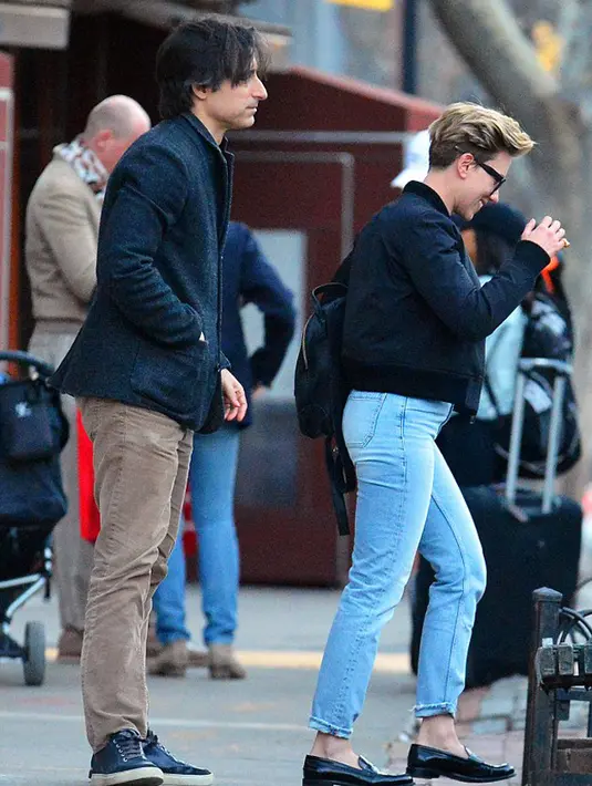 Melansir dailymail.com, Scarjo terlihat bersama seorang pria yang belum diketahui identitasnya di kawasan New York. Keduanya asik berlenggang bersama dan terlihat sedang asik berbicara satu sama lain. (doc.dailymail.com)