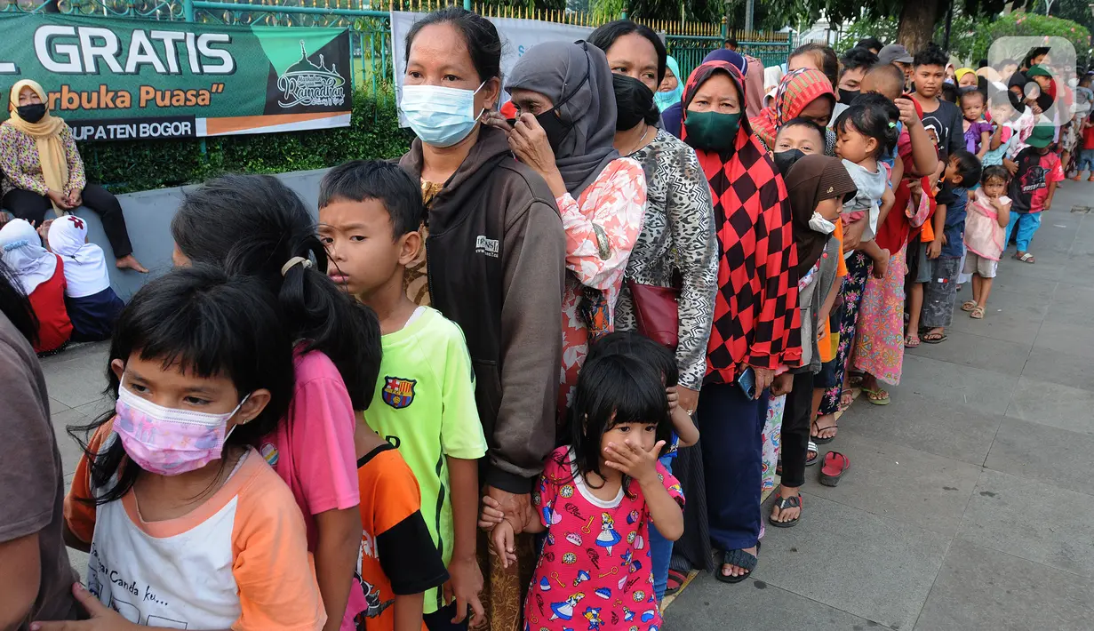 Antrean warga untuk mendapatkan takjil di depan Kantor Pemerintah Daerah Kabupaten Bogor, Cibinong, Minggu (17/4/2022). Setiap hari selama bulan Ramadhan Pemkab Bogor menyediakan sekitar 400 hingga 500 paket takjil yang berasal dari dinas- dinas di lingkungan Pemkab Bogor (merdeka.com/Arie Basuki