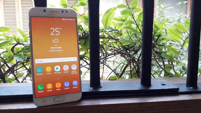 Tampak depan Samsung Galaxy J7+. Liputan6.com/ Agustinus Mario Damar