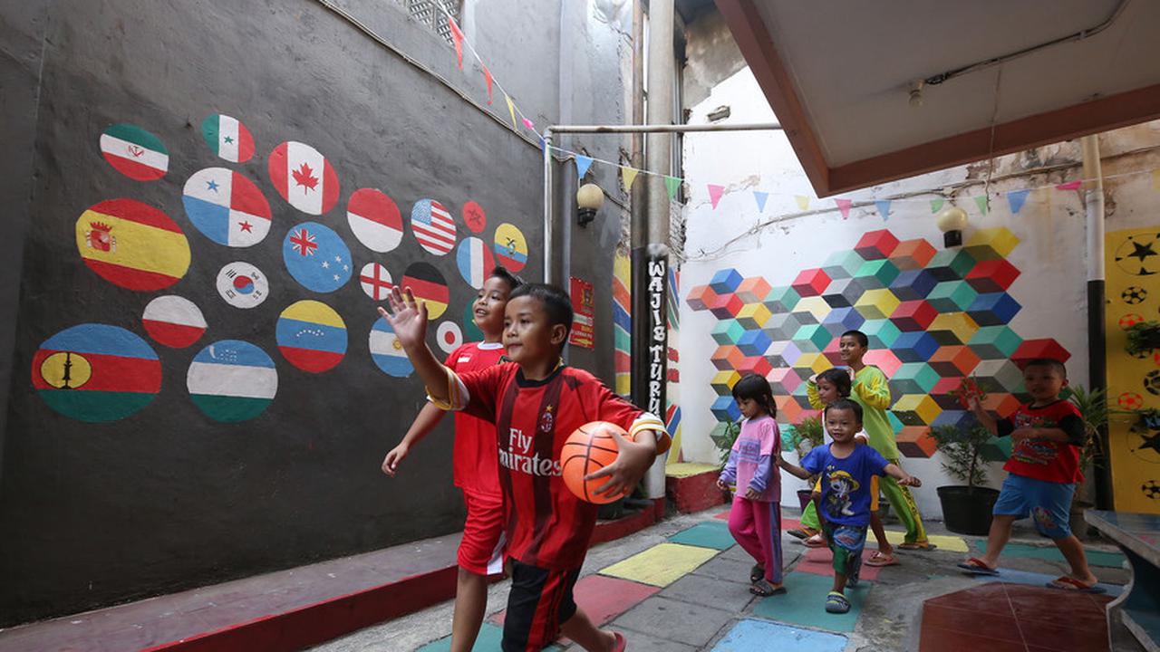 Sudut perkampungan di Surabaya marak dengan hiasan sepak bola. (Istimewa)