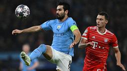 Gelandang Manchester City, Ilkay Gundogan mengontrol bola di depan bek Bayern Munchen, Benjamin Pavard pada laga leg pertama perempatfinal Liga Champions 2022/2023 di Etihad Stadium, Manchester (11/4/2023). Hingga kini Ilkay Gundogan belum meneken kontrak baru dengan Manchester City, padahal kontraknya akan berakhir akhir musim ini. Beberapa klub di Saudi Pro League kabarnya tertarik untuk mendatangkannya pada awal musim 2023/2024. (AFP/Paul Ellis)