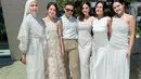 Tampil memesona dalam outerwear lace berwarna putih, Dara memadukannya dengan hijab senada, menciptakan tampilan feminin dan klasik yang tetap syar’i.